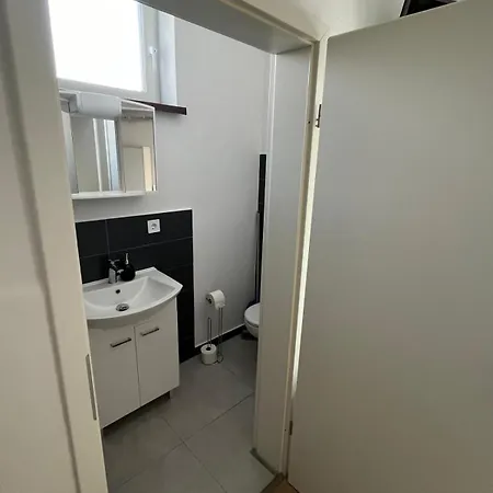 In - Cozystays Apartman *