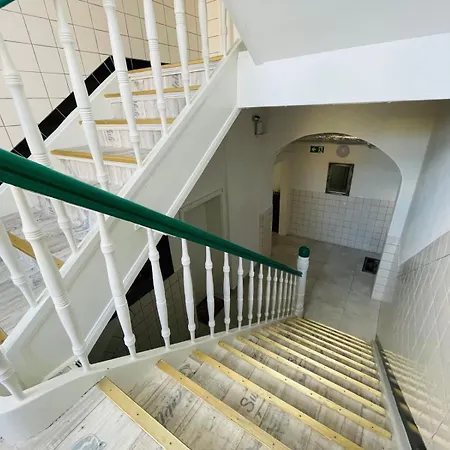 In - Cozystays Apartman *