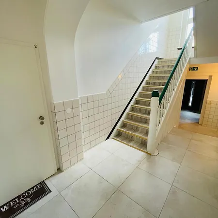 In - Cozystays Apartman