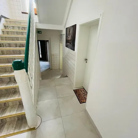 In - Cozystays Apartamento